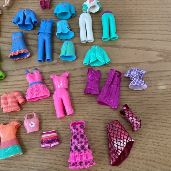 Polly Pocket Large Lot With 5 Dolls 30 + Clothes Carry Bag Case Convertible Car - Picture 2 of 6